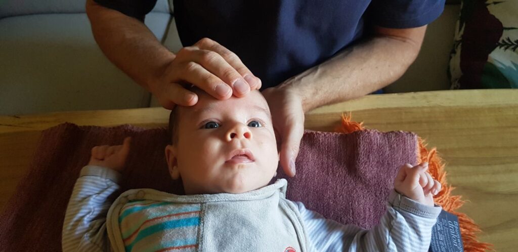 Schrei-Baby - Behandlung einen Baby in der Osteopathie & Heilpraxis Thomas Rottmair